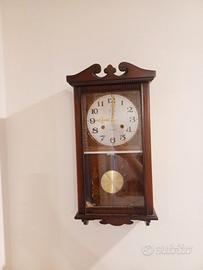 Orologio in legno vintage a pendolo da parete