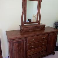 Comò con maniglie in ottone