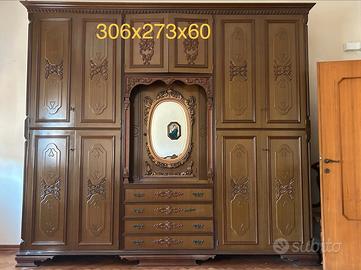 Ampio.armadio in legno con specchiera