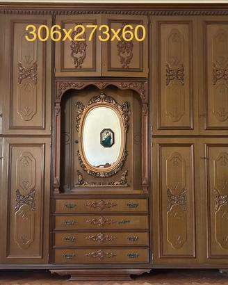 Ampio.armadio in legno con specchiera