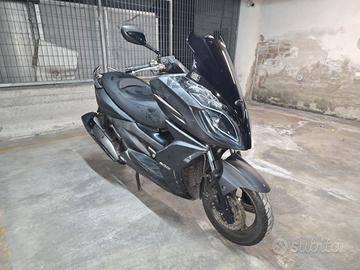 Kymco K-XCT 300i + termoscudo Tucano Urbano