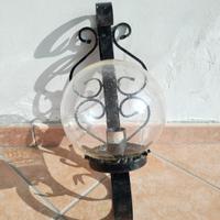 Lampada da esterno in ferro battuto e vetro