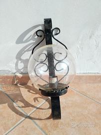 Lampada da esterno in ferro battuto e vetro