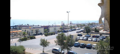 Ostia fronte e vista mare zona centrale
