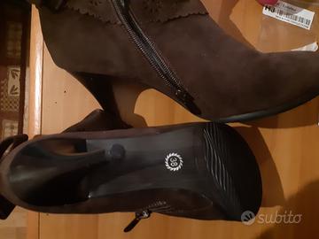 Stivaletti Tronchetti da Donna in Camoscio Marrone