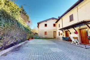 Elegante Porzione di Casa a L'amola: Spazio e Pote
