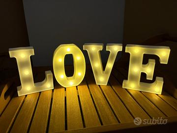 Lettere luminose "LOVE"