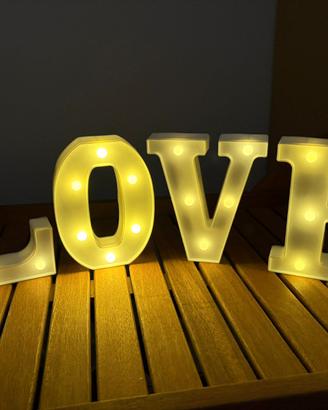 Lettere luminose "LOVE"