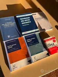 Libri per il corso di economia.