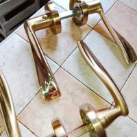 maniglie dorate per porte interne 