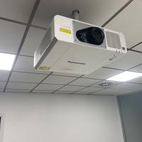 Proiettore Panasonic RZ570 WUXGA con supporto