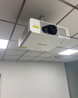 Proiettore Panasonic RZ570 WUXGA con supporto