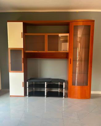 Parete attrezzata con tavolo TV