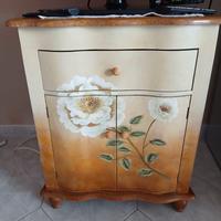 Mobiletto in stile shabby chic con motivo floreale