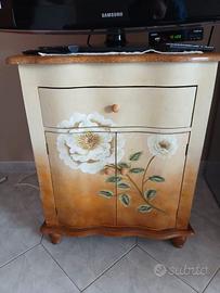 Mobiletto in stile shabby chic con motivo floreale
