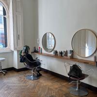 3 specchi , due poltrone parrucchiere e mensola
