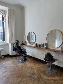 3 specchi , due poltrone parrucchiere e mensola