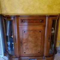 Credenza classica con vetrine curve