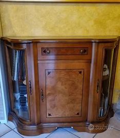 Credenza classica con vetrine curve