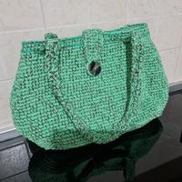 Borsa artigianale uncinetto con manici e chiusura 
