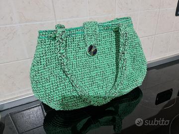 Borsa artigianale uncinetto con manici e chiusura 