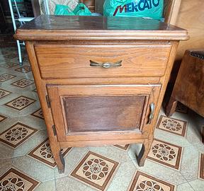 comodino antico in legno arte povera
