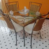 tavolo con sedie e piantana 