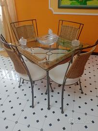 tavolo con sedie e piantana 