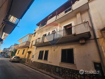 Fabbricato con due appartamenti ad Orta di Atella