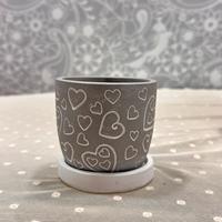 Vaso grigio con cuori
