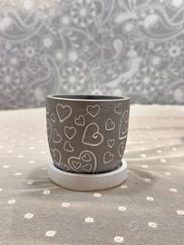 Vaso grigio con cuori