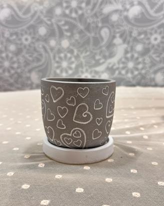 Vaso grigio con cuori