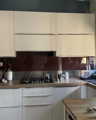 Cucina moderna completa di elettrodomestici in ott