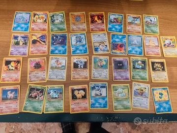 Lotto 34 carte Pokemon con adesivo sul retro  
