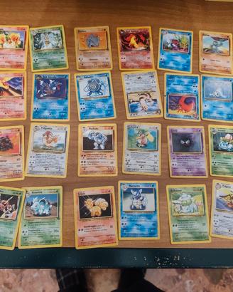 Lotto 34 carte Pokemon con adesivo sul retro  
