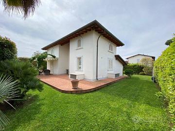 Villa di 220 m² con più di 5 locali a Pietrasanta