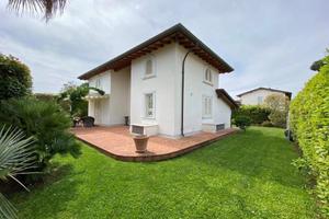 Villa di 220 m² con più di 5 locali a Pietrasanta