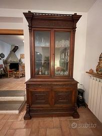 credenza antica con vetrina neorinascimentale