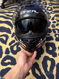 Casco da moto oneal con occhiali da sole