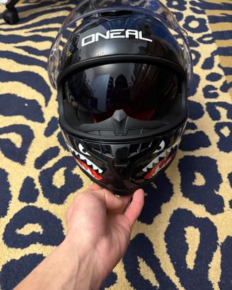Casco da moto oneal con occhiali da sole