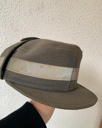 Elmetto berretto militaria forze di polizia?