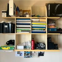 Scrivania con libreria