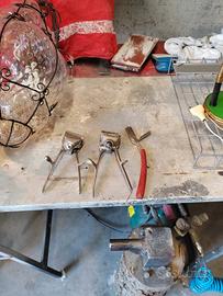 taglia capelli e un rasoio da barbiere  