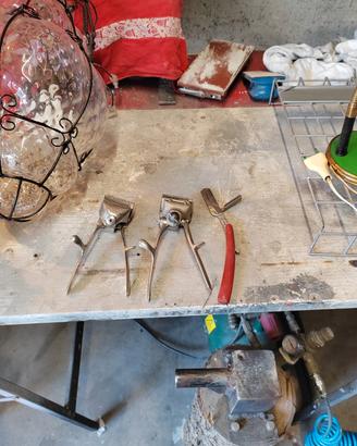 taglia capelli e un rasoio da barbiere  