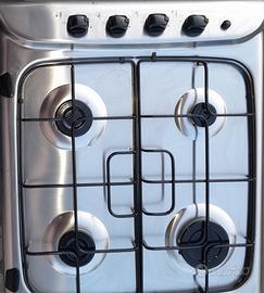 Piano a gas in acciaio inox Indesit