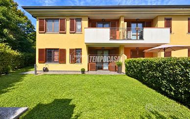 Trilocale con doppi servizi, giardino su tre lati