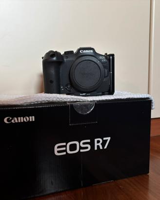 Canon R7