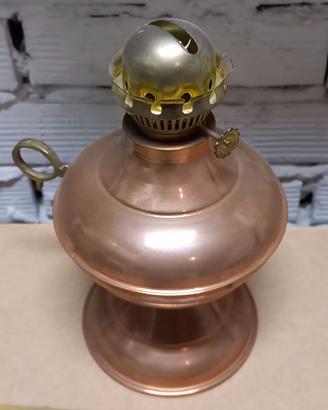 Lampada antica da tavolo a petrolio/olio in rame