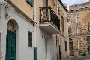 Casa singola su due piani con n4 camere di mq120