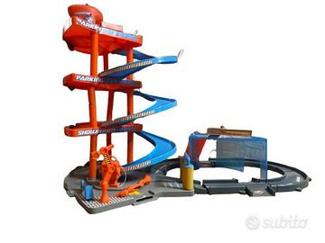 Parcheggio per auto giocattolo con pista